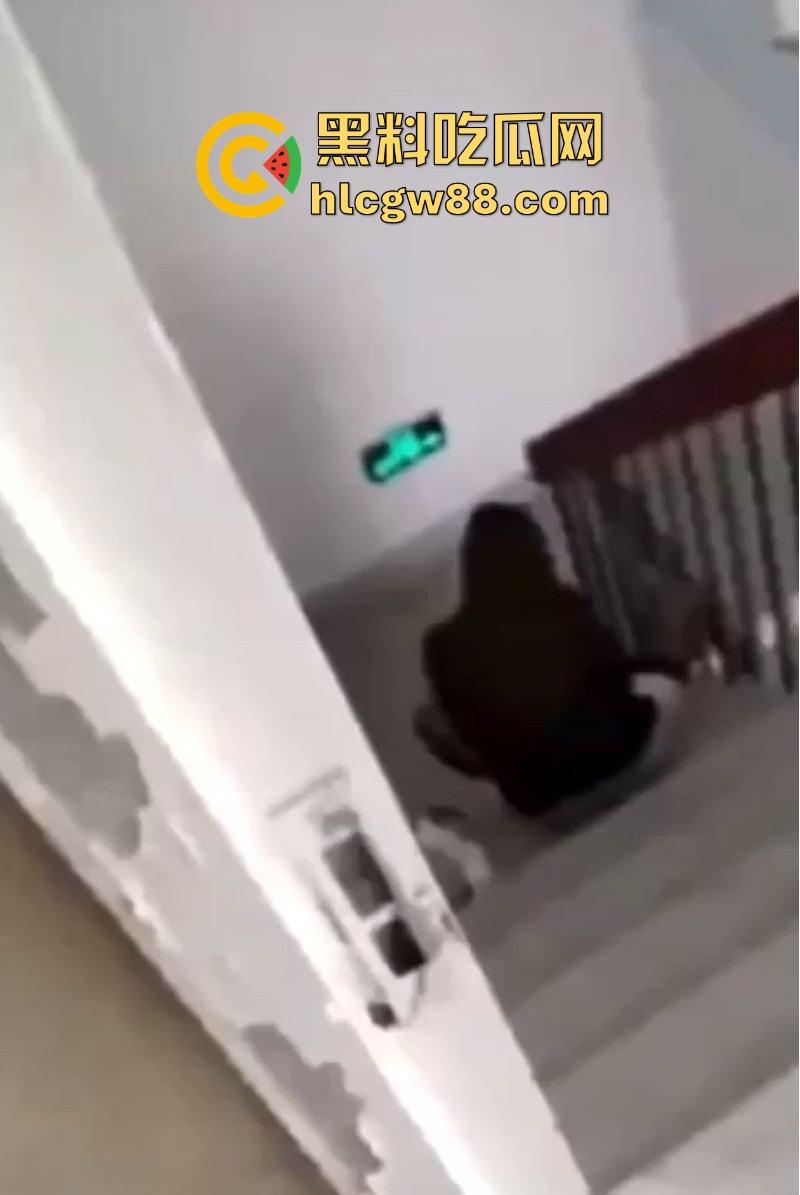 住一起多年的女业主竟然是黄播主播！身穿黑丝楼道大尺度露出自慰 娇喘呻吟听的人欲火焚身！-6