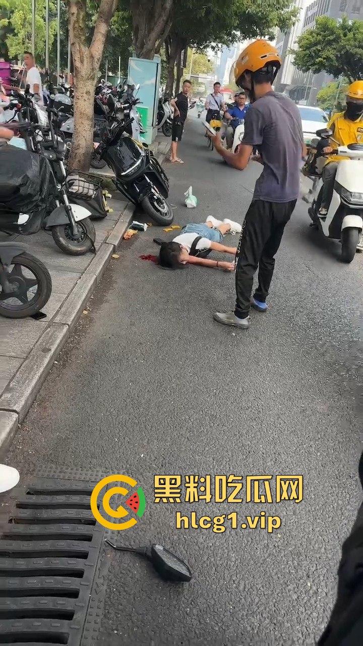 外卖小哥摩托车撞倒女子，女子头破血流浑身抽搐！-5