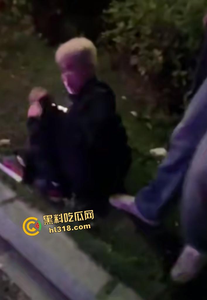 江西万载霸凌者反被群殴血溅当场！黄毛黑毛被打出心理阴影，棍子爆头血流不止，全靠路人打120急救！-4