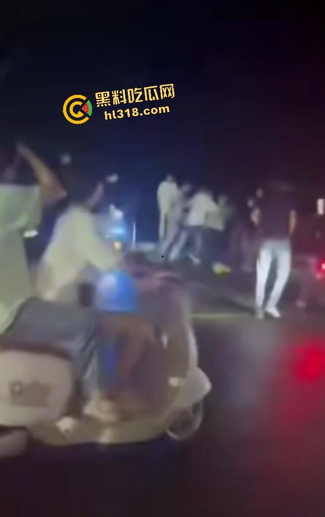 江西万载霸凌者反被群殴血溅当场！黄毛黑毛被打出心理阴影，棍子爆头血流不止，全靠路人打120急救！-5