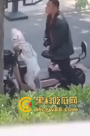 炸裂！男子公共场合操电瓶车  粉色的 一看就是女神骑的 这是靠近女神最近的一次！-3