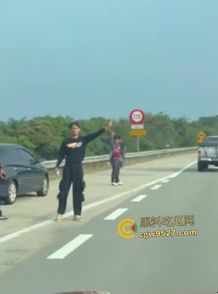 马来西亚摩托车仔cos超人飞姿飙车翻车！连环撞摩托直接散架，1人不治惨死，超人不是那么好当的！-4