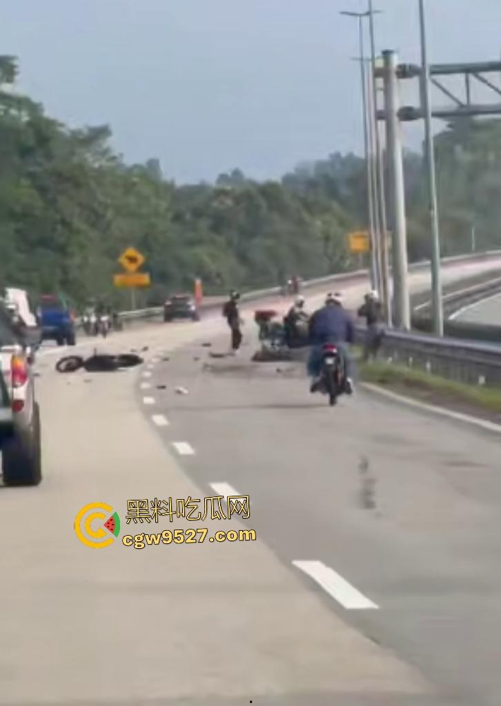 马来西亚摩托车仔cos超人飞姿飙车翻车！连环撞摩托直接散架，1人不治惨死，超人不是那么好当的！-5