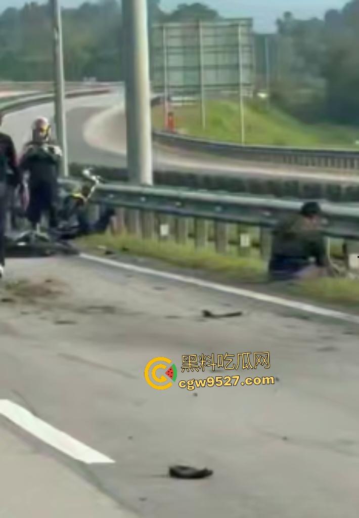 马来西亚摩托车仔cos超人飞姿飙车翻车！连环撞摩托直接散架，1人不治惨死，超人不是那么好当的！-6