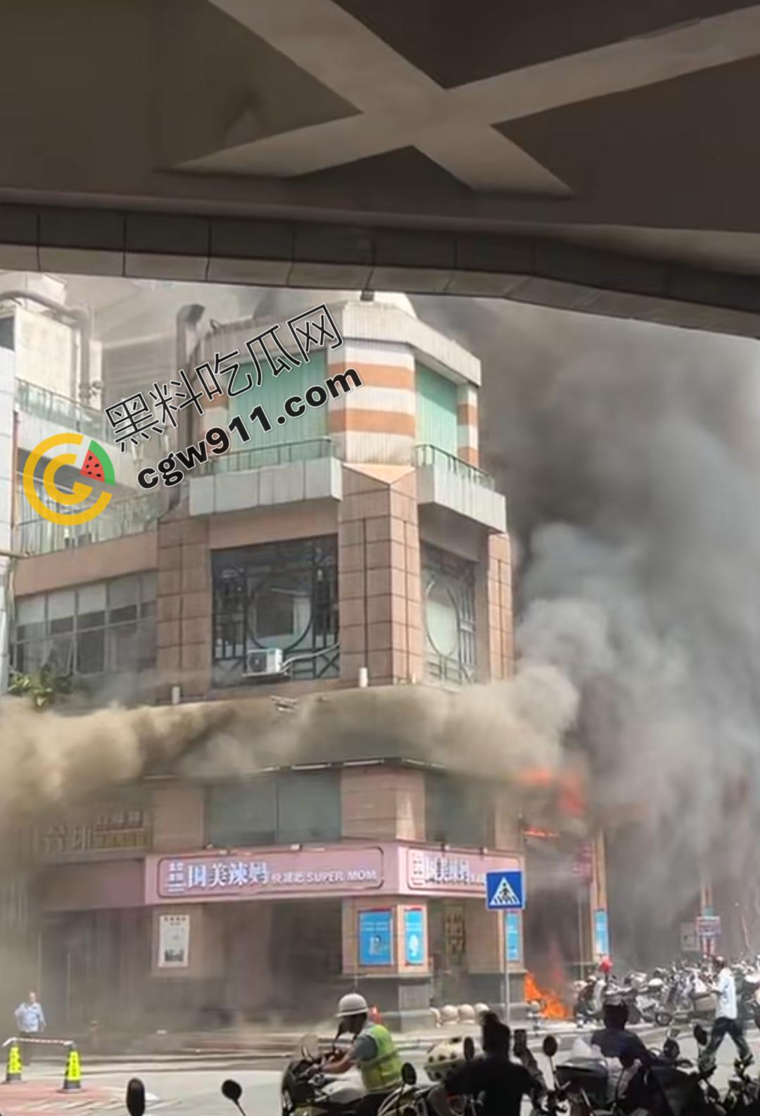 柳州曙光中路门面熊熊烈火爆炸，疯狂火舌肆虐，惊心动魄！消防救援迅速，国庆安全隐患值得深思-3