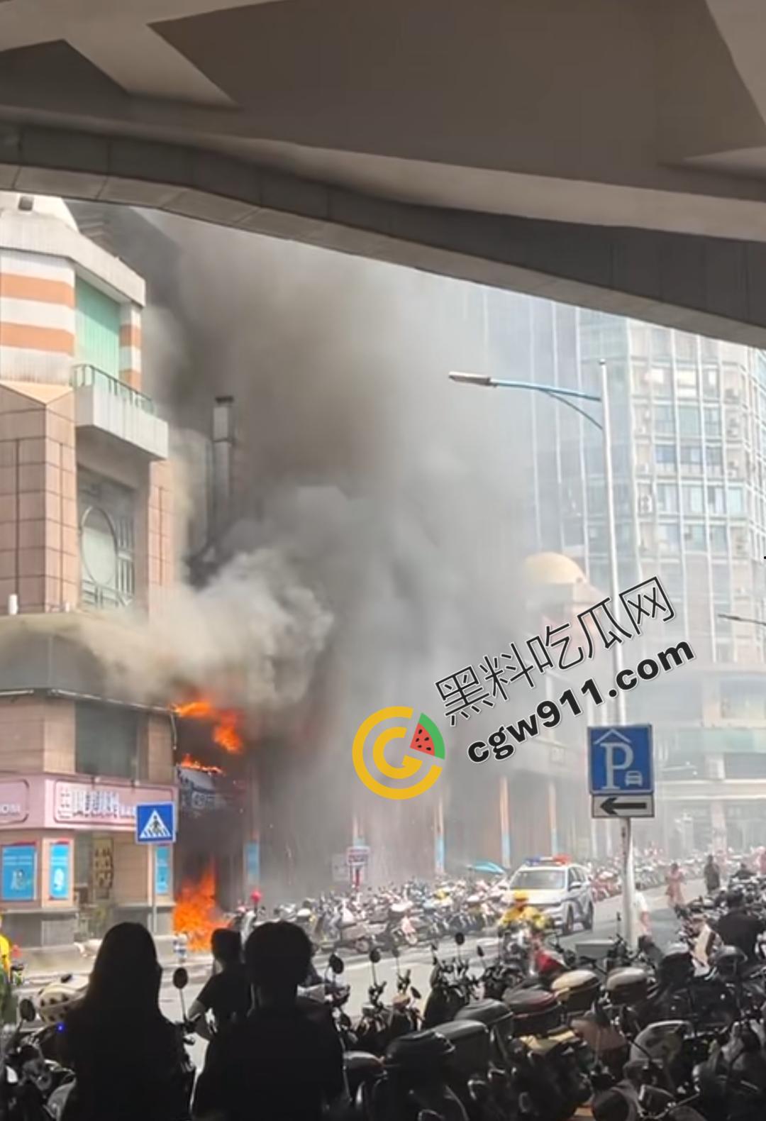 柳州曙光中路门面熊熊烈火爆炸，疯狂火舌肆虐，惊心动魄！消防救援迅速，国庆安全隐患值得深思-4