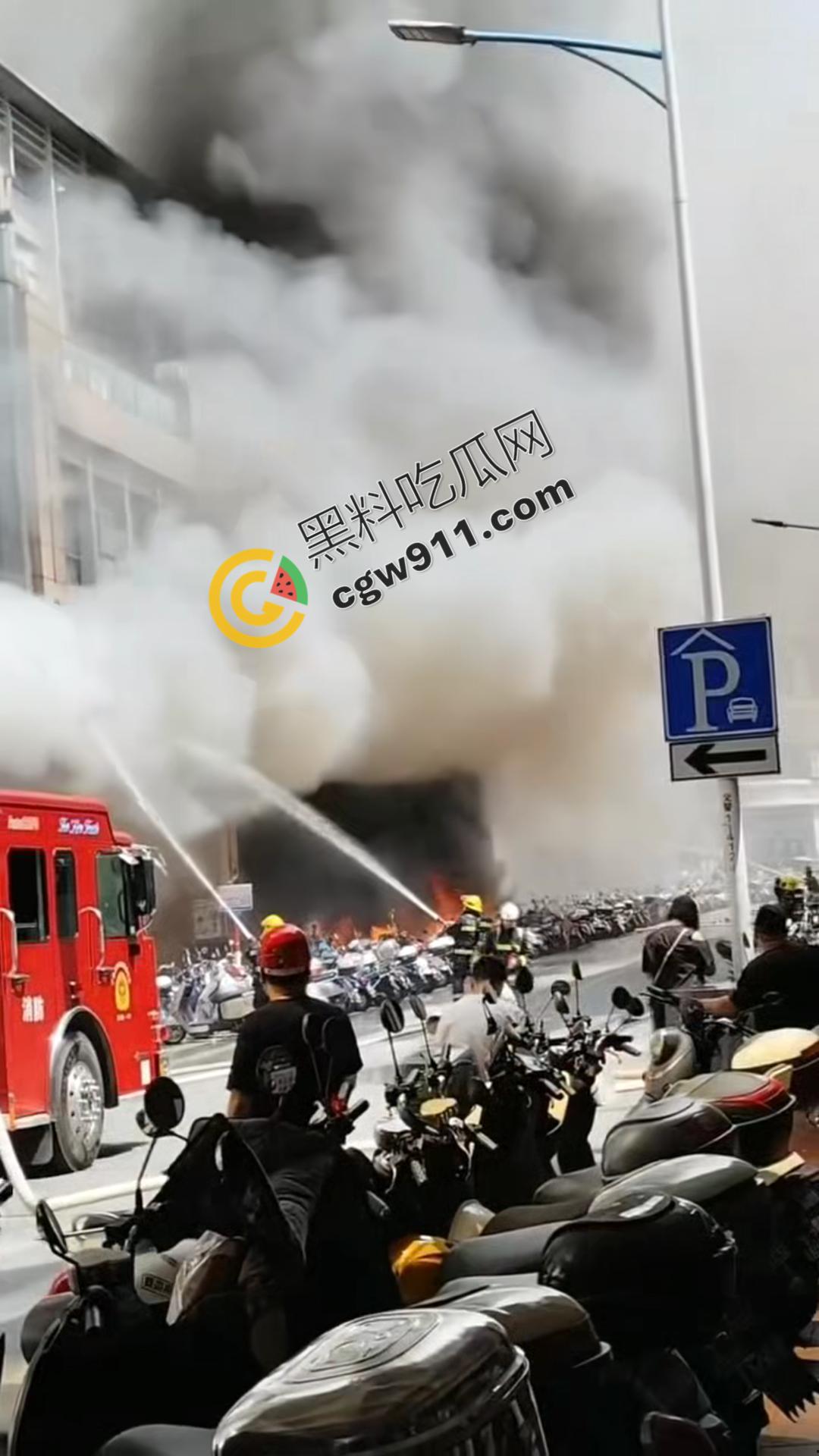 柳州曙光中路门面熊熊烈火爆炸，疯狂火舌肆虐，惊心动魄！消防救援迅速，国庆安全隐患值得深思-8