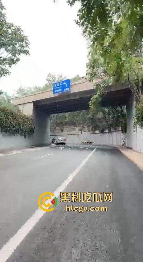北四环惊现悲剧！奔驰疑似斗气车酿祸，街拍摄影师拐角拍照惨遭撞死！-5