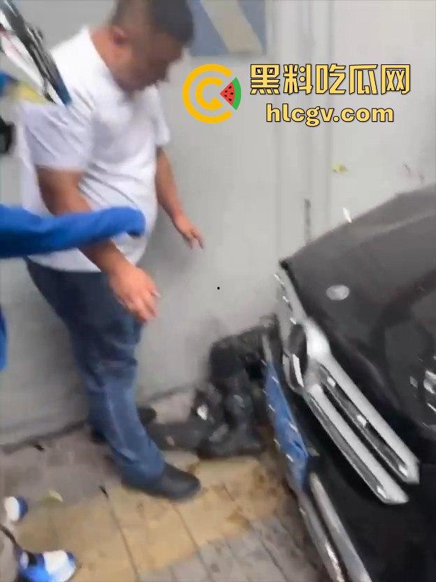 北四环惊现悲剧！奔驰疑似斗气车酿祸，街拍摄影师拐角拍照惨遭撞死！-8