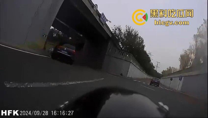 北四环惊现悲剧！奔驰疑似斗气车酿祸，街拍摄影师拐角拍照惨遭撞死！-13