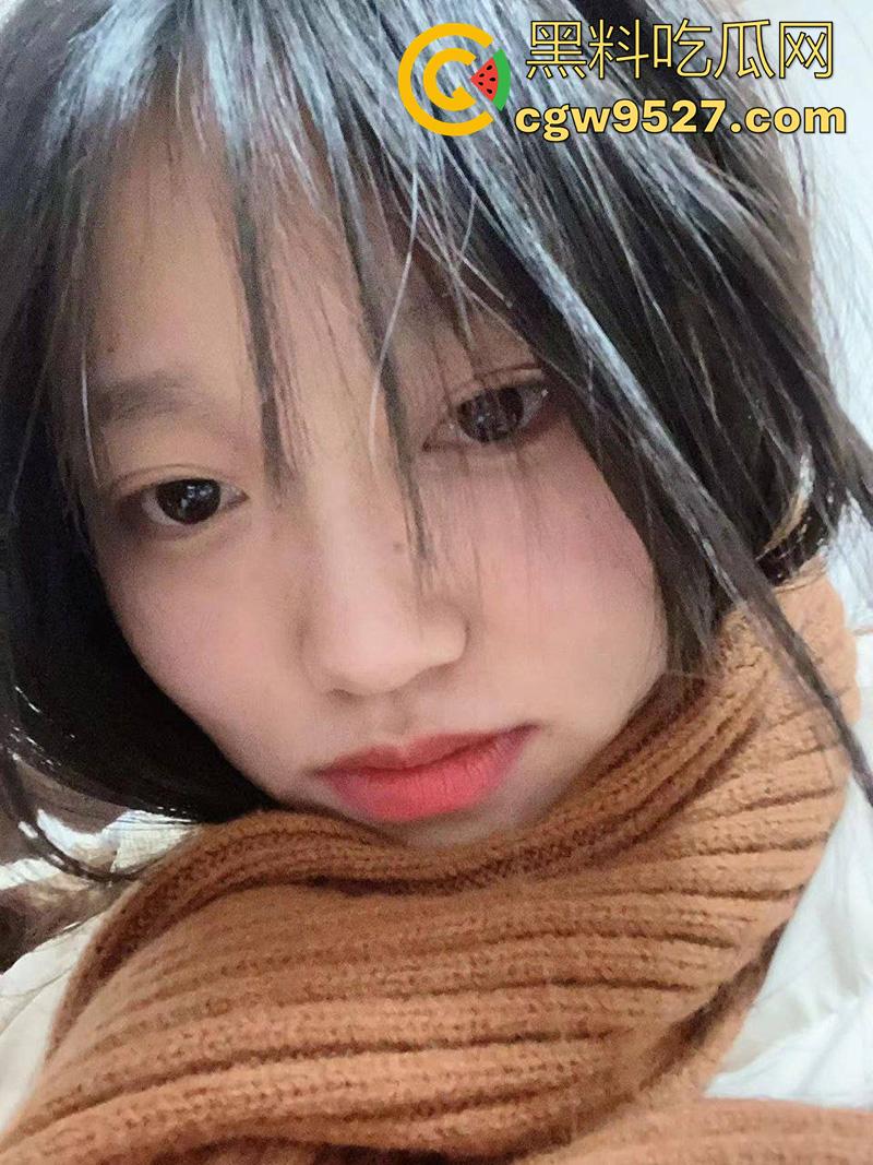 洛阳师范校园公交车【董雪莹】，大二在读反差母狗，三点粉嫩奶大饱满，被调教成母狗吞精口交淫荡至极！-3