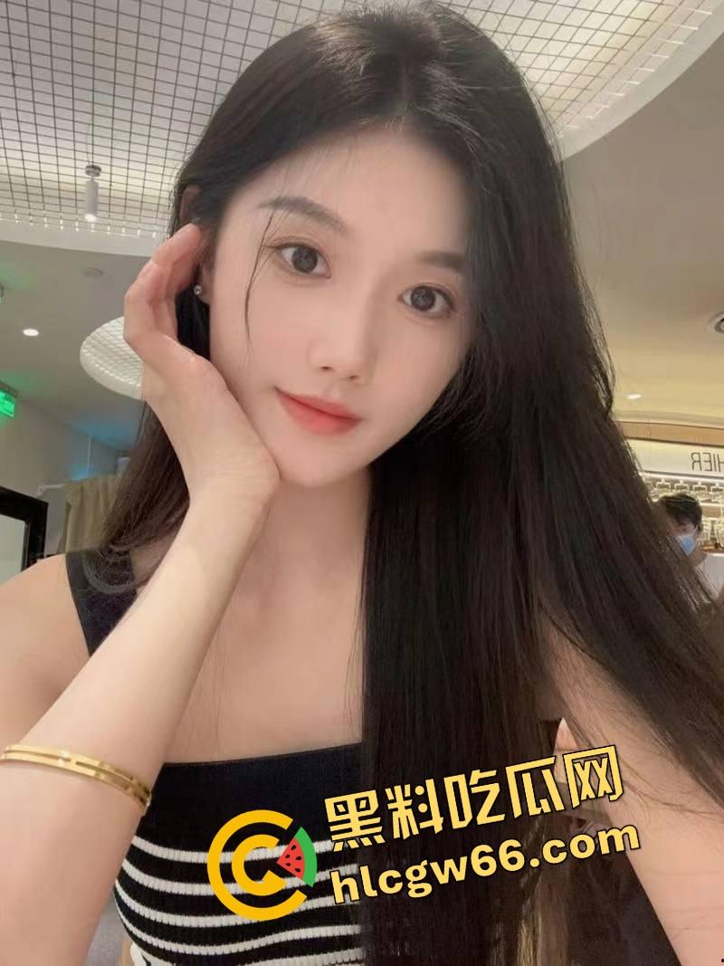 上海酒吧舔狗原形毕露，喝着喝着就脱女神鞋开始狂舔，舔得跟吃人参果一样，这舔法找条狗都得敬礼！-4