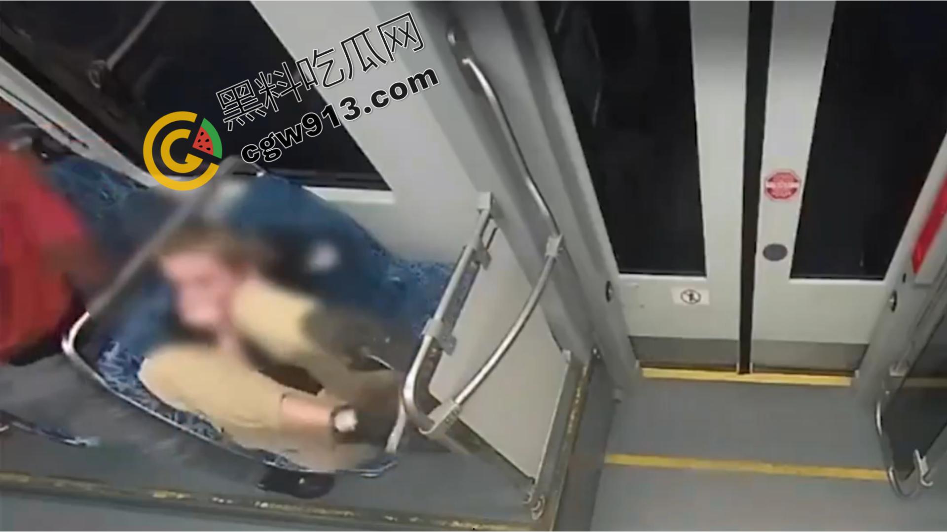 乌克兰难民赴美梦断轻轨：陌生男子无故刺喉夺命，年轻女子血染车厢，引发社会关注-4