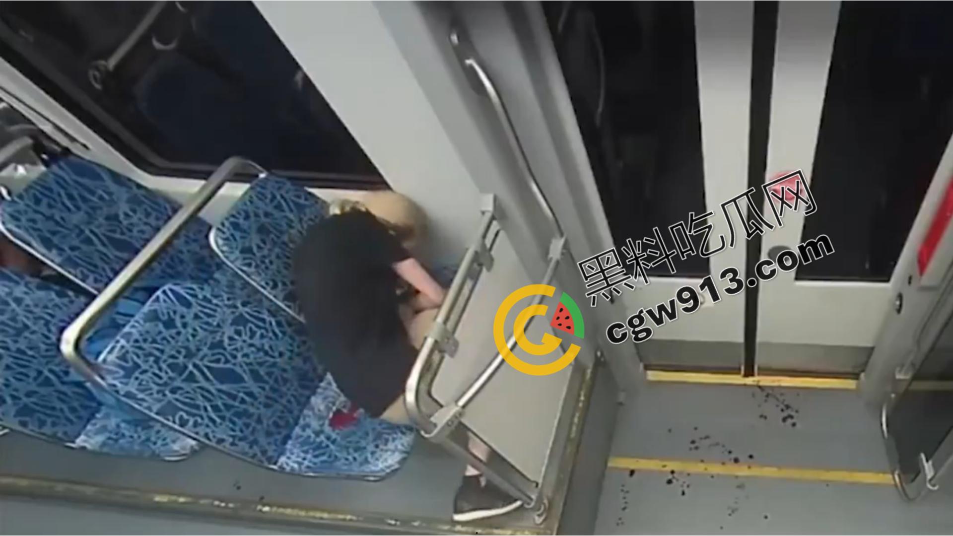 乌克兰难民赴美梦断轻轨：陌生男子无故刺喉夺命，年轻女子血染车厢，引发社会关注-7