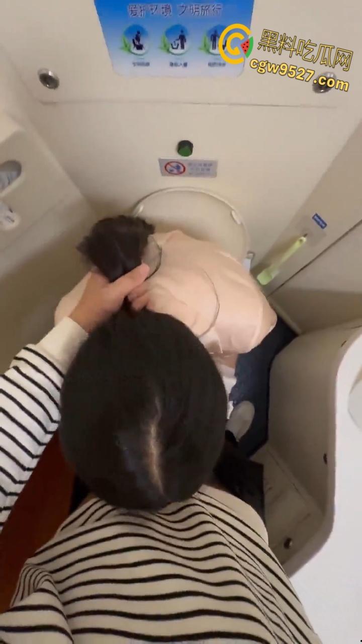 送姐姐回家，火车上大胆全裸车震，厕所到卧铺各种姿势爆操小骚逼，最后高潮喷水湿了一大片床单！-5