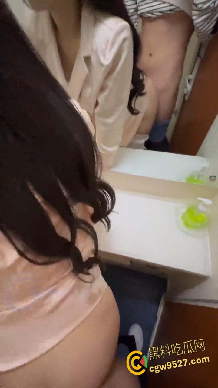 送姐姐回家，火车上大胆全裸车震，厕所到卧铺各种姿势爆操小骚逼，最后高潮喷水湿了一大片床单！-6