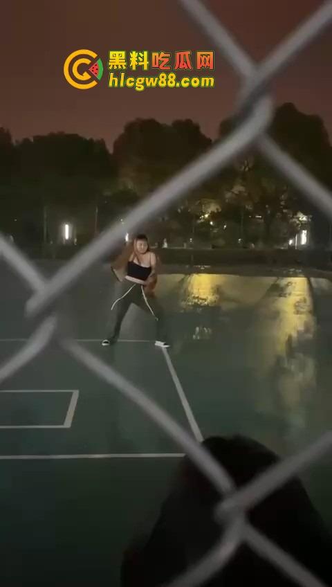 广州暨南大学篮球场场惊现大奶学妹热舞，吊带扛不住巨乳狂甩，一甩一甩直接当场甩出来！-1