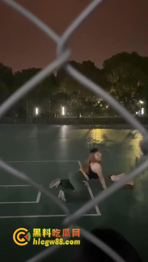 广州暨南大学篮球场场惊现大奶学妹热舞，吊带扛不住巨乳狂甩，一甩一甩直接当场甩出来！-10