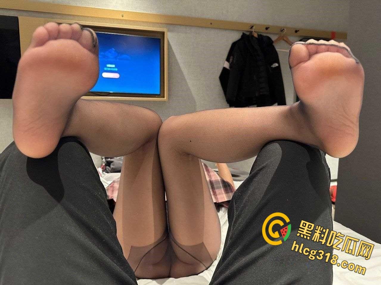 天津外国语大学校花【孟嘉惠】，微乳蝴蝶逼与男友酒店大戏，开档黑丝都遮不住粉粉的嫩逼 ！-5