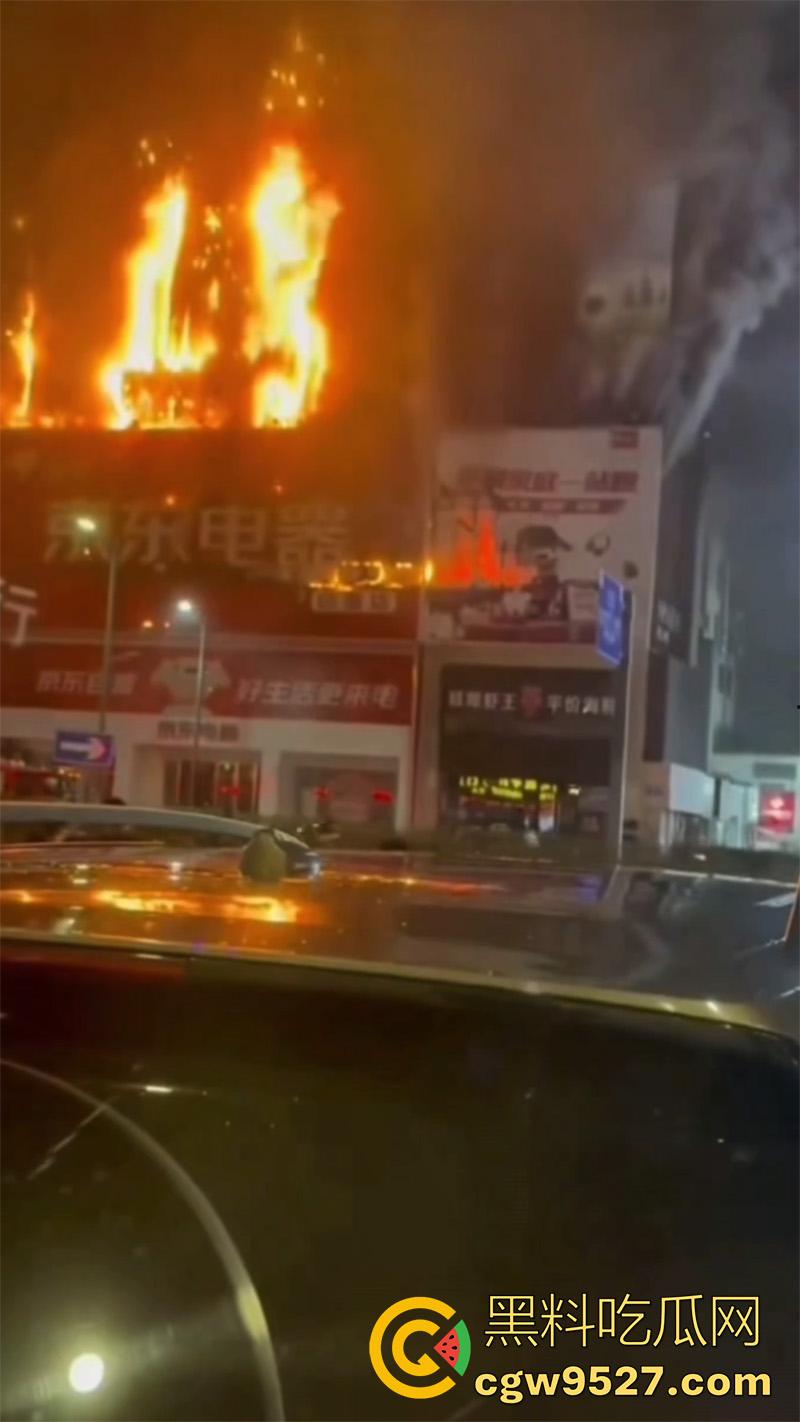 探店博主真能把店带火啊！江苏连云港京东电器自营店突发火灾，经过一宿的救援，才将大火熄灭！-8