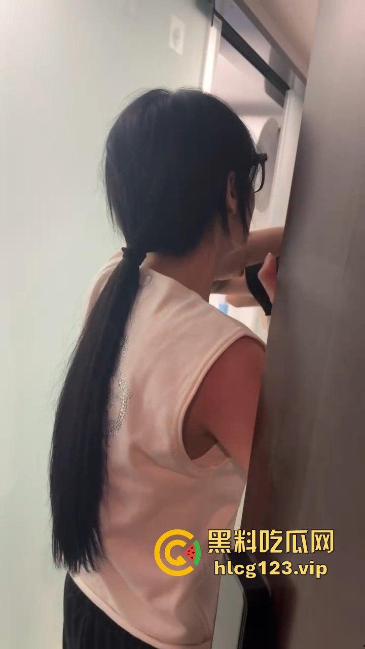 汕头知名男歌手【七万】出轨实锤！原配抓小三怒薅头发，七万护小三被骂软饭男！-3