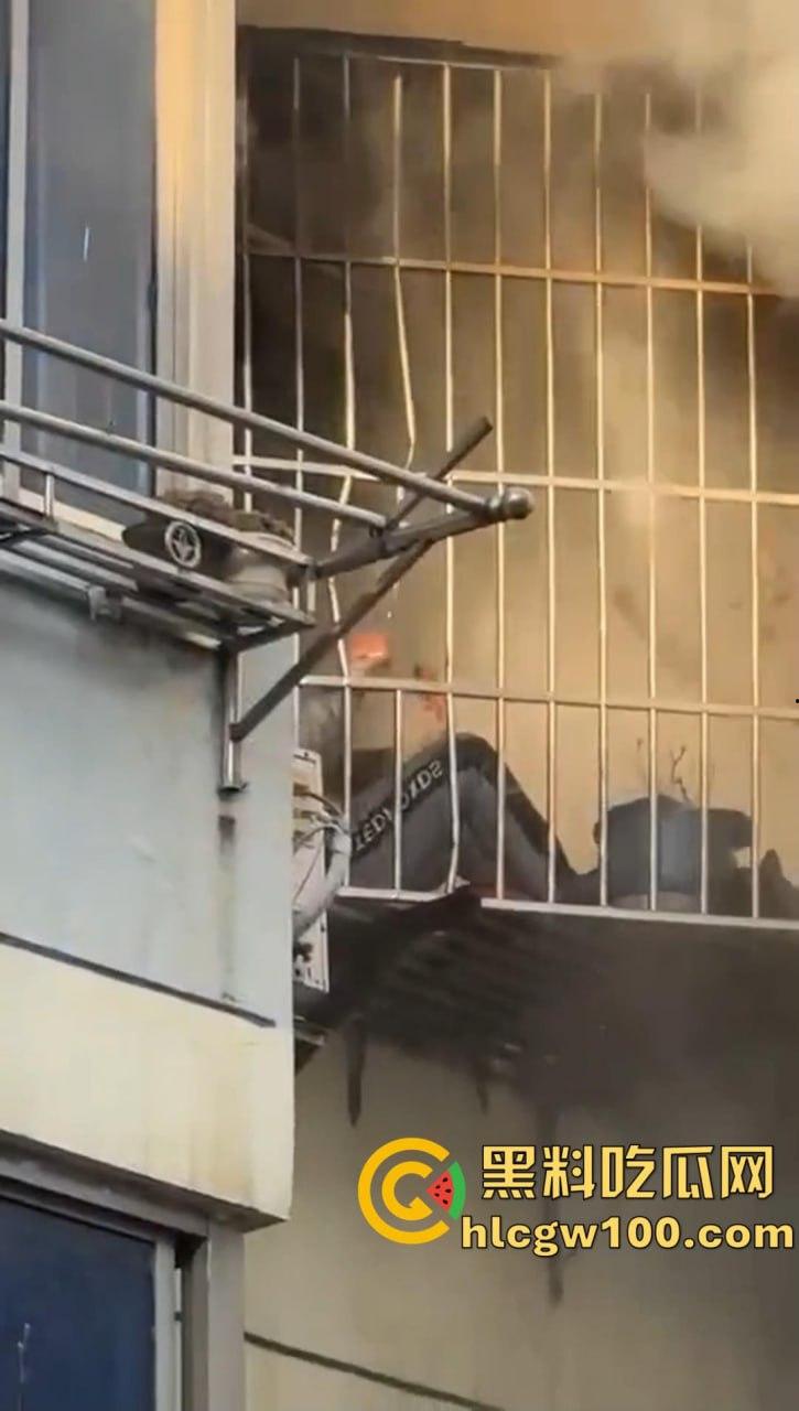 天塌了！南太湖突发噩梦级火灾！某小区瞬间变 “火场”，一死一伤，火光浓烟惊煞众人-6