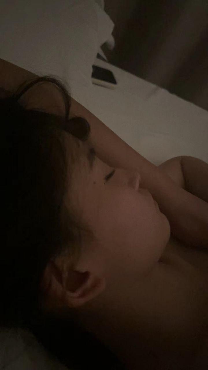 老男人果然都爱萝莉，这不妹子才刚过十八岁就被老男人得逞了！朋友圈发布实战流程：尾随—搭讪—买零食—开房—破处！-11