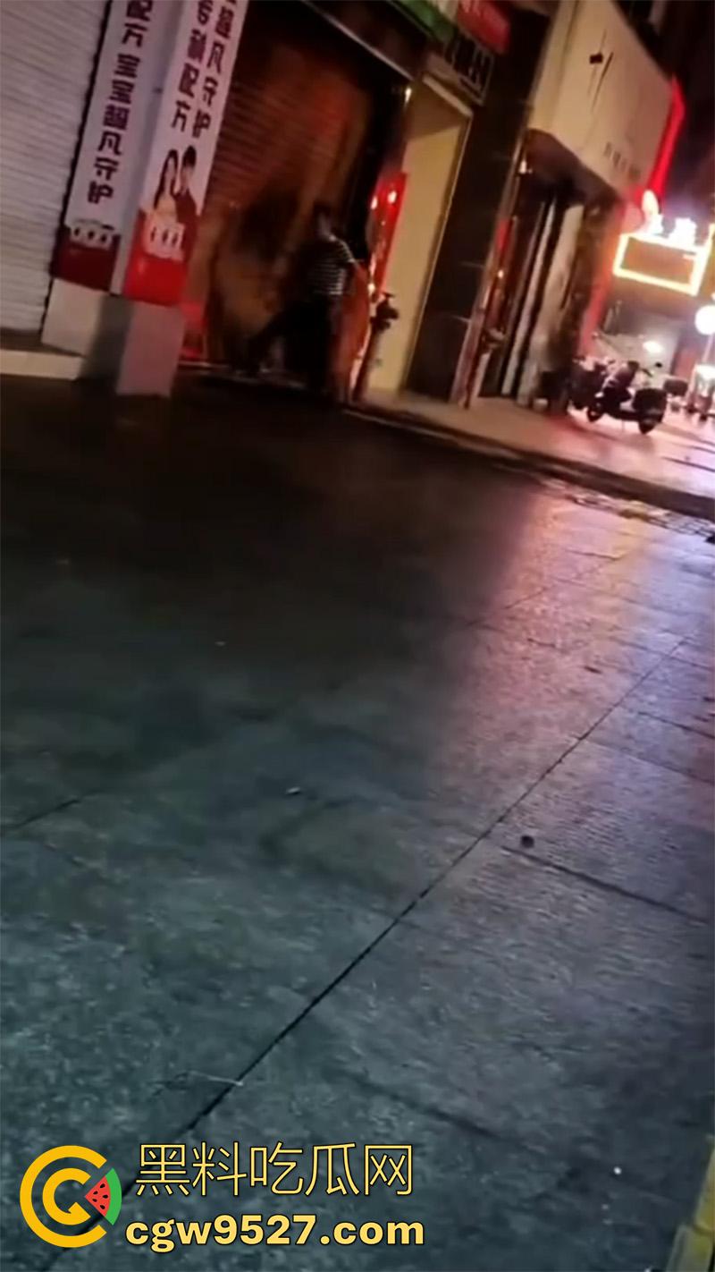 胆子很小但色心不小啊，女子开房偷情被老公发现，情夫躲在店里不敢出来，老公几次破门都失败了！-3