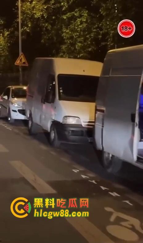 美国站街女卖都玩高端了？依维柯移动炮房遍地开花，一边被操一边跑路，嫖个娼还得坐稳扶好！-2