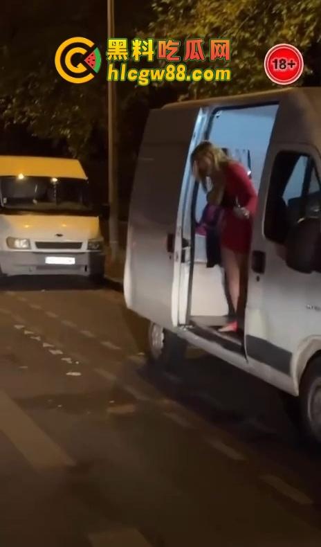 美国站街女卖都玩高端了？依维柯移动炮房遍地开花，一边被操一边跑路，嫖个娼还得坐稳扶好！-7