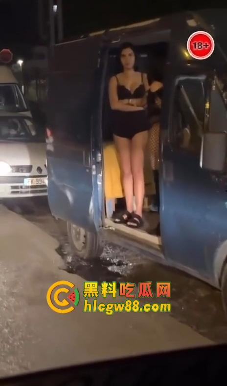 美国站街女卖都玩高端了？依维柯移动炮房遍地开花，一边被操一边跑路，嫖个娼还得坐稳扶好！-8