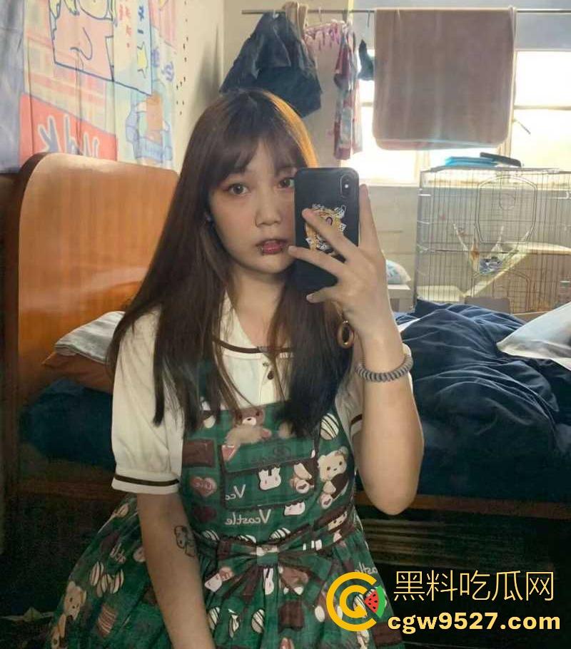 四川花胸纹身没钱结账，现与纹身师做爱抵债，细腰翘臀骚劲十足，放荡婊子私密视频曝光！-2