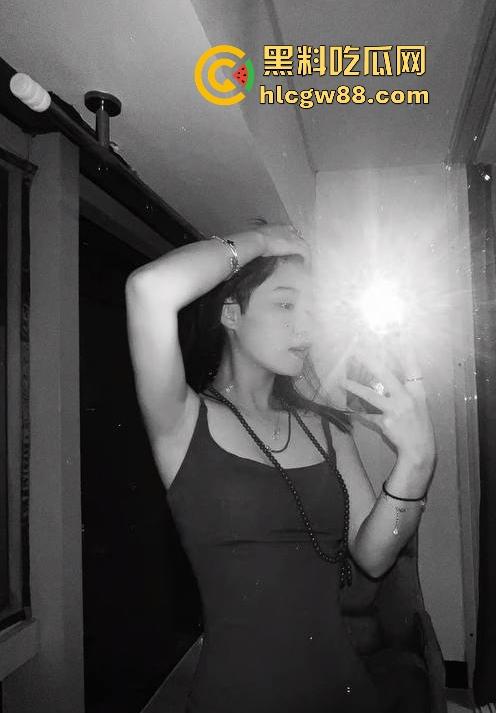 抖音厦门母狗【黄淮北】到处约炮聊骚居家狂热自慰 出去约炮时胸口的挂坠被实锤本人无疑！-6