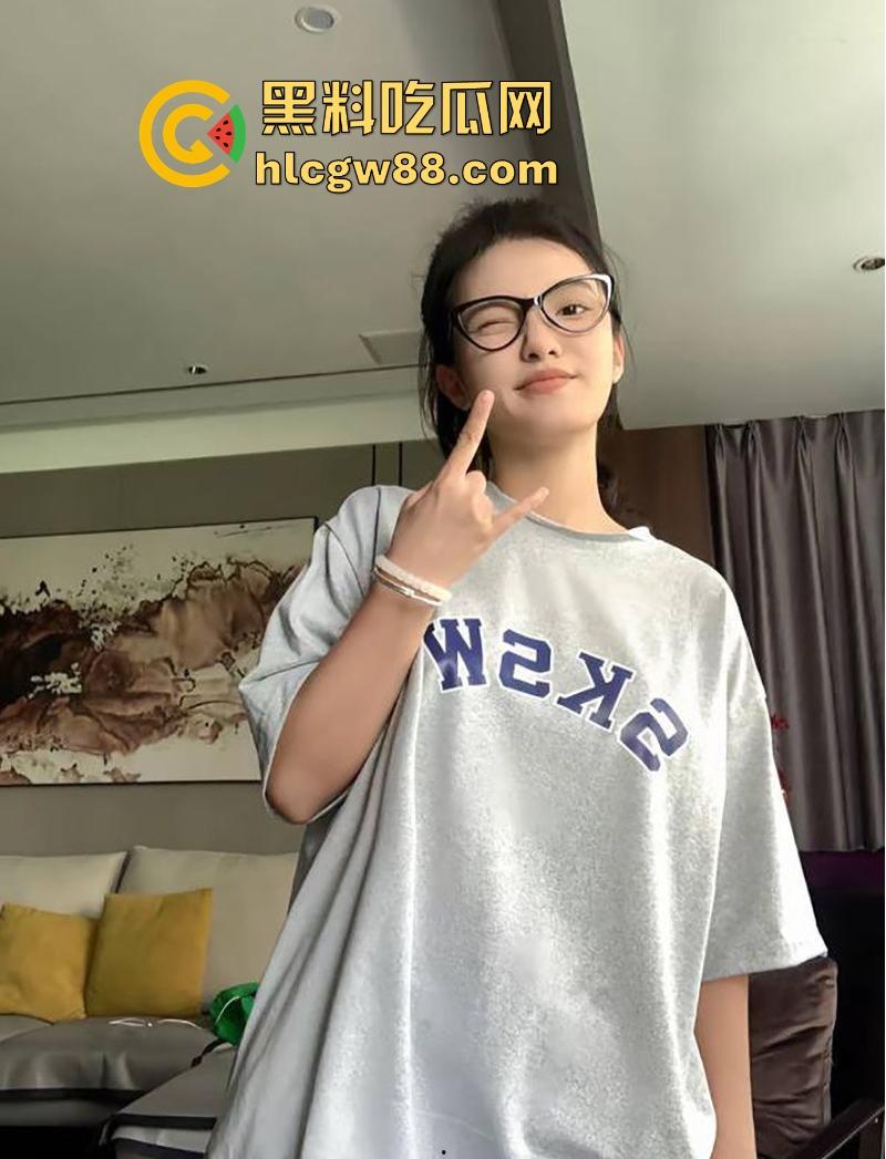 抖音厦门母狗【黄淮北】到处约炮聊骚居家狂热自慰 出去约炮时胸口的挂坠被实锤本人无疑！-8