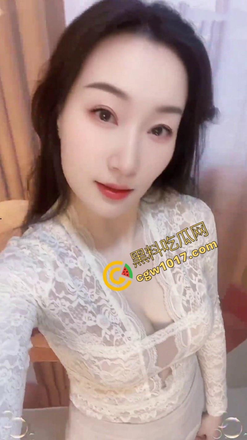 抖音熟女网红【奶思鸭】撩人心魄：冷艳少妇化身浪荡尤物，肥臀高翘松紧湿透，纤指抠穴淫水乱颤，爽到灵魂出窍！-2