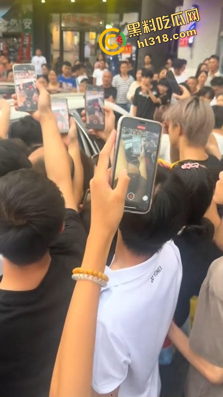 南宁西乡塘正宫发飙，手撕小三现场乱成狗，渣男当街下跪求饶变孙子脸都丢光了！-2