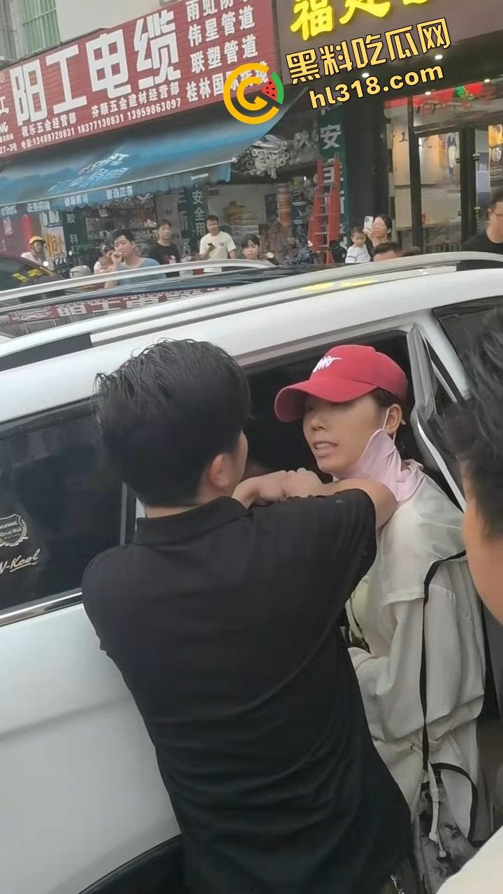 南宁西乡塘正宫发飙，手撕小三现场乱成狗，渣男当街下跪求饶变孙子脸都丢光了！-4