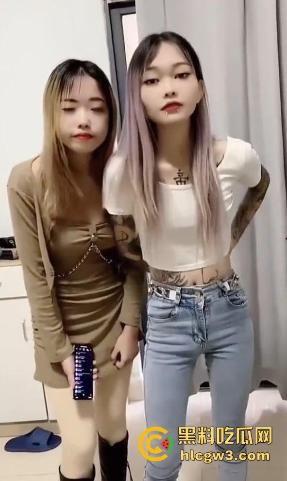 抖音精神小妹骚货『笑哥啊』直播摸奶脱衣，女伴全裸上镜叫床，吓得对手当场关摄跑路！-9