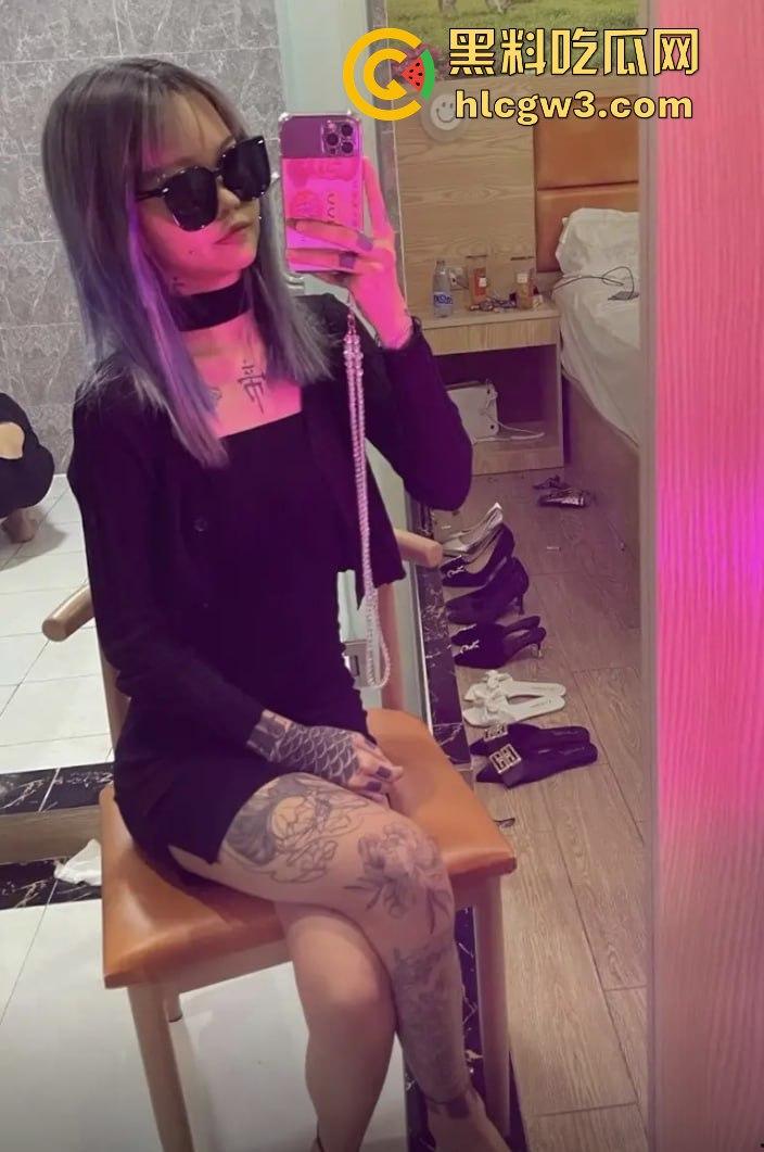 抖音精神小妹骚货『笑哥啊』直播摸奶脱衣，女伴全裸上镜叫床，吓得对手当场关摄跑路！-11