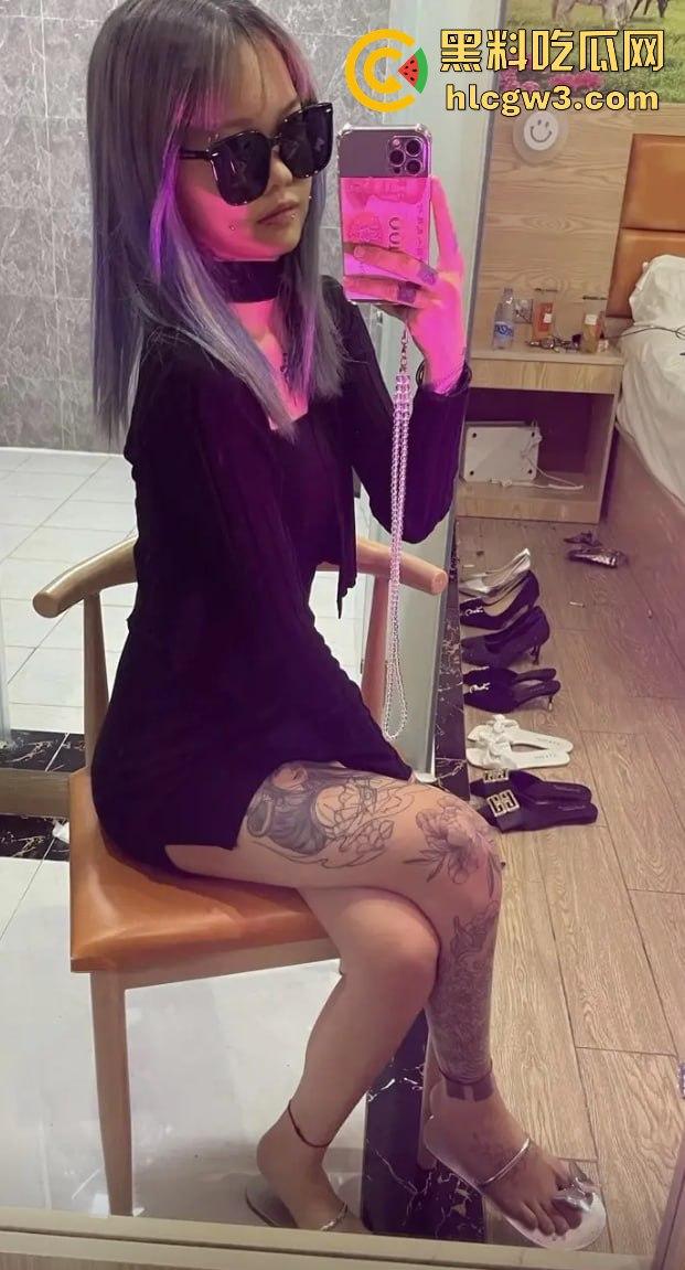 抖音精神小妹骚货『笑哥啊』直播摸奶脱衣，女伴全裸上镜叫床，吓得对手当场关摄跑路！-12