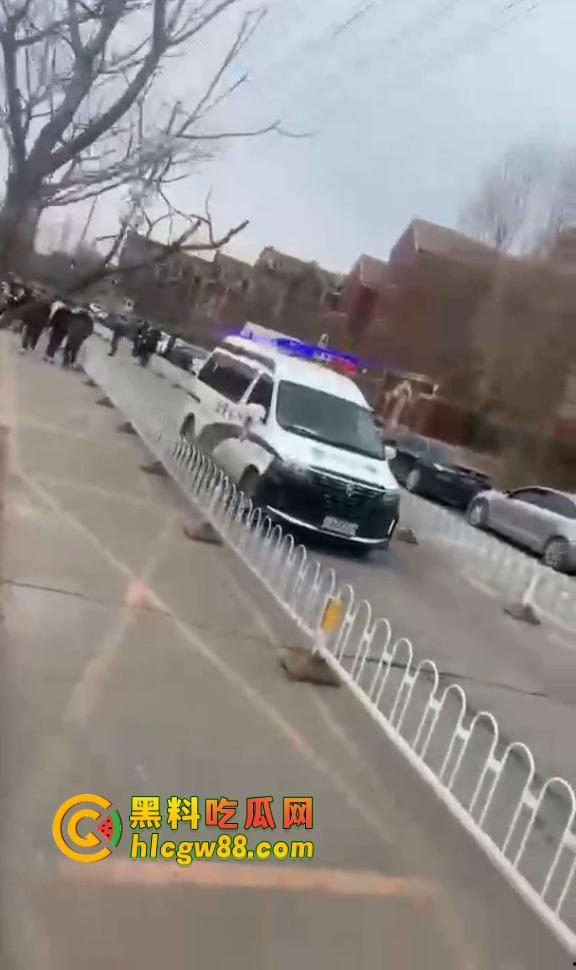 辽宁小孩恋爱被家人阻止，一气之下酒店跳楼，年纪轻轻大把恋爱还没谈就结束了，雪王卖柠檬水无辜躺枪！-3