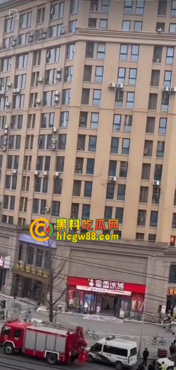 辽宁小孩恋爱被家人阻止，一气之下酒店跳楼，年纪轻轻大把恋爱还没谈就结束了，雪王卖柠檬水无辜躺枪！-10