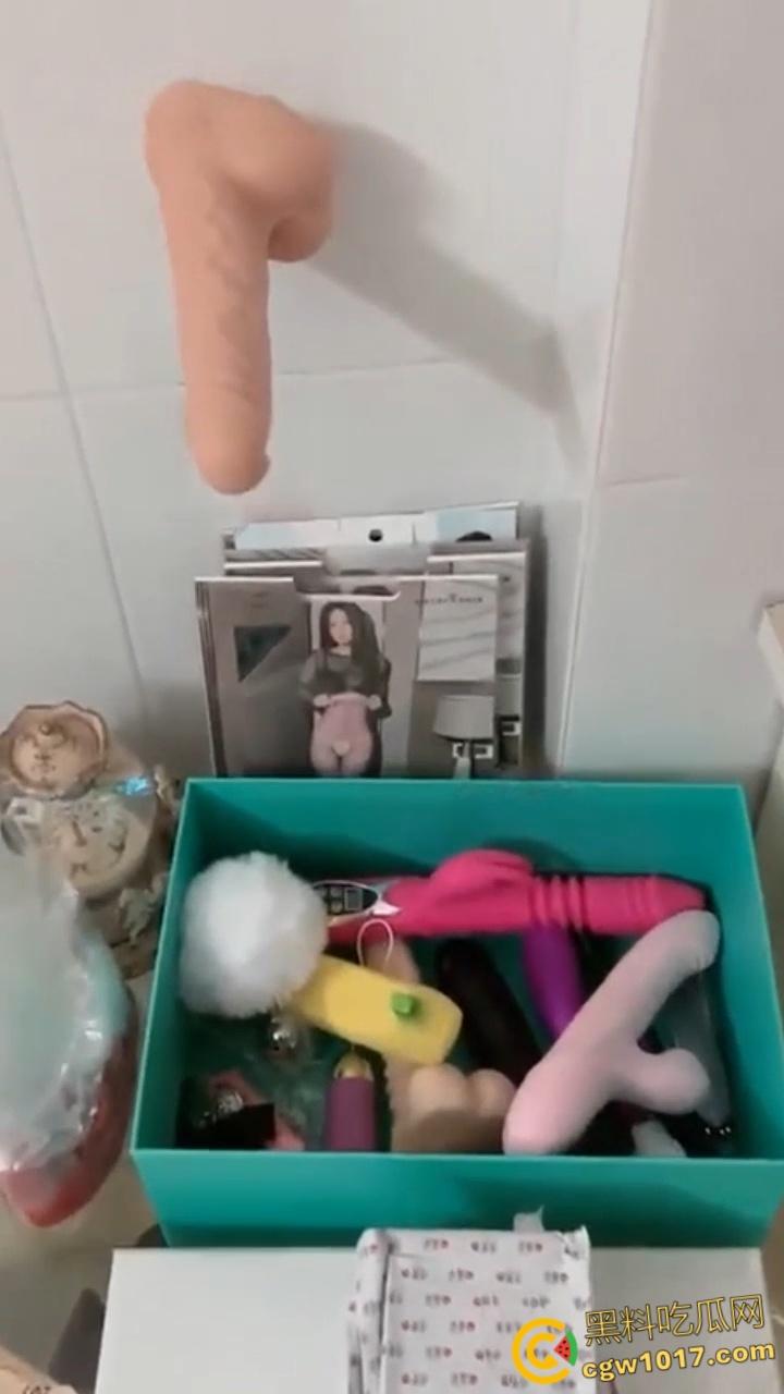 广州性感拜金女【张亦扬】，与金主楼梯野战，拍各种露脸口交，房间里堆满淫装阳具，疯狂捞金毫无底线！-8