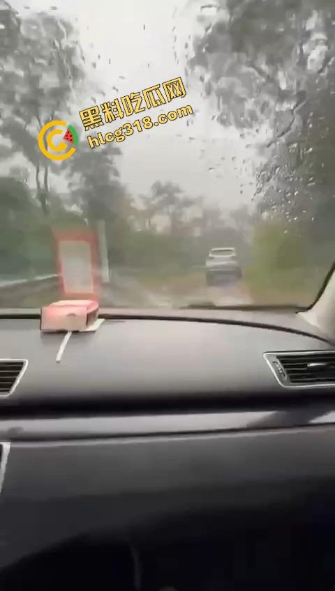 兄弟能不能积点德？人家正车震高潮你冒雨开门拍视频，肉棒还没插进去就被吓萎，这心理阴影得有多大！-1