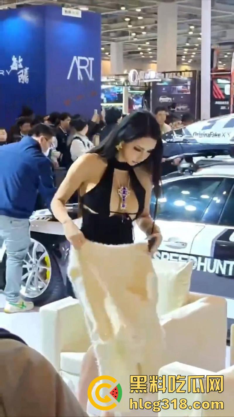 谁去车展是真看车啊？F罩杯巨乳车模女神，衣服勒不住奶意外走光，奶头都被人吃黑了！-1