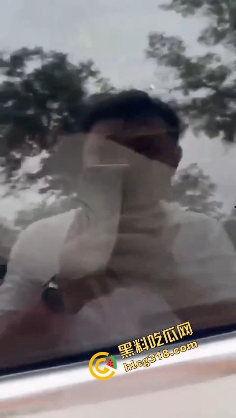 兄弟能不能积点德？人家正车震高潮你冒雨开门拍视频，肉棒还没插进去就被吓萎，这心理阴影得有多大！-6