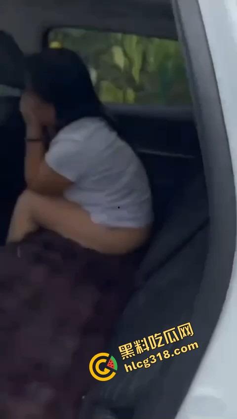 兄弟能不能积点德？人家正车震高潮你冒雨开门拍视频，肉棒还没插进去就被吓萎，这心理阴影得有多大！-7