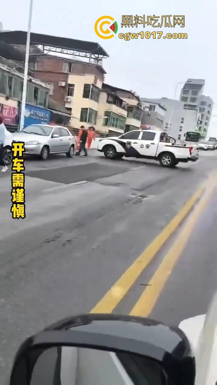 广西柳州市红光大桥发生一起公交车失控事故，多辆车被撞后车体受损，两轮电车驾驶员轻微受伤。-3