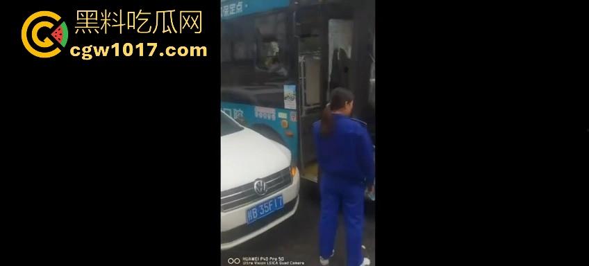 广西柳州市红光大桥发生一起公交车失控事故，多辆车被撞后车体受损，两轮电车驾驶员轻微受伤。-5