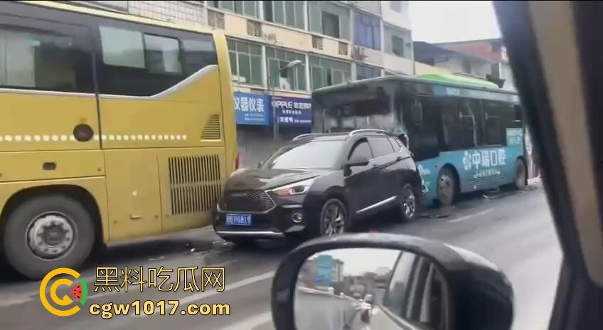 广西柳州市红光大桥发生一起公交车失控事故，多辆车被撞后车体受损，两轮电车驾驶员轻微受伤。-6